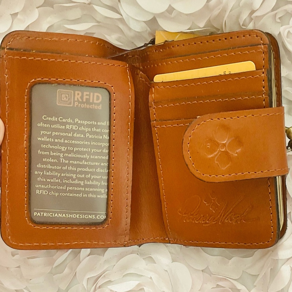 SOLD Patricia Nash 🦋 Iberia Leather Bifold Wallet in Tan Birds of Paradise NWT - Picture 3 of 7